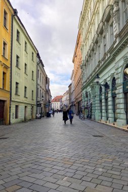SLOVAKIA, BRATISLAVA - 8 Ocak 2025: Bratislava 'daki tarihi şehir merkezinde yürüyüş