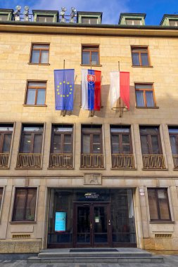 SLOVAKIA, BRATISLAVA - 8 Ocak 2025: Bratislava 'daki tarihi şehir merkezinde yürüyüş