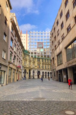 SLOVAKIA, BRATISLAVA - 8 Ocak 2025: Bratislava 'daki tarihi şehir merkezinde yürüyüş