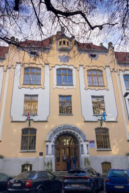 SLOVAKIA, BRATISLAVA - 8 Ocak 2025: Bratislava 'daki tarihi şehir merkezinde yürüyüş