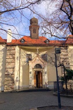 SLOVAKIA, BRATISLAVA - 8 Ocak 2025: Bratislava 'daki tarihi şehir merkezinde yürüyüş