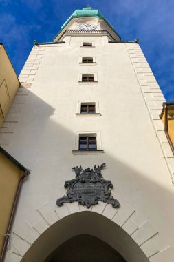 SLOVAKIA, BRATISLAVA - 8 Ocak 2025: Michael 'ın Kapısı Bratislava' daki ortaçağ tahkimatlarından korunmuş tek şehir kapısı