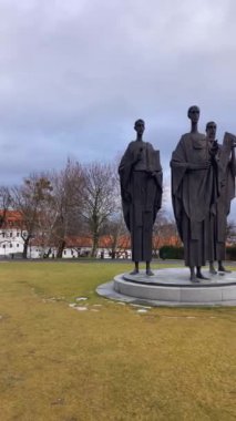 SLOVAKIA, BRATISLAVA - 8 Ocak 2025 Bratislava Kalesi Bratislava 'daki Little Carpatthians' ın izole edilmiş kayalık tepesinde bulunan dört köşeli kuleleri olan devasa dikdörtgen bir bina