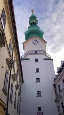 SLOVAKIA, BRATISLAVA - 8 Ocak 2025: Michael 'ın Kapısı Bratislava' daki ortaçağ tahkimatlarından korunmuş tek şehir kapısı