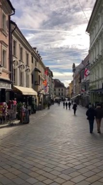 SLOVAKIA, BRATISLAVA - 8 Ocak 2025: Bratislava 'daki tarihi şehir merkezinde yürüyüş