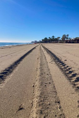 Torremolinos, İspanya sahilinde traktör izleri var.