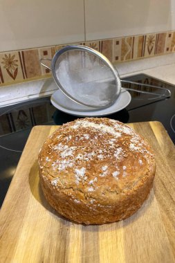 Taze pişmiş ev yapımı ekmek.