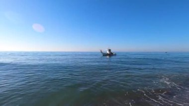 TORREMOLINOS, SPAIN - 18 Haziran 2024: 18 Haziran 2024 'te İspanya' nın Torremolinos kentinde gün doğumunda balıkçı teknesi