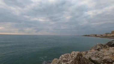 TORREMOLINOS, İspanya - 6 Eylül 2024: Torremolinos, İspanya 'da deniz gezinti alanında panoramik manzara