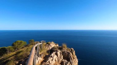 Torre Vigia De Cerro Gordo 'nun önündeki çit. Yağmacı korsanlara dikkat eden bir gözetleme kulesi. La Herradura, Andulasia, Güney İspanya
