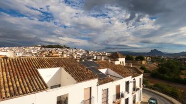 ANTEQUERA, İspanya - 17 Eylül 2023: Antequera, İspanya 'daki tarihi Endülüs şehrinin panoramik görüntüsü