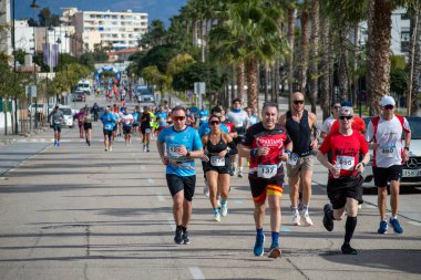 TORREMOLINOS, SPAIN - 2 Şubat 2025: Torremolinos, İspanya 'da Maraton de Torremolinos' ta koşucular