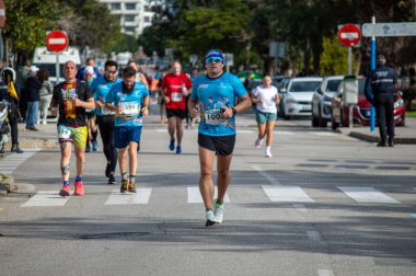 TORREMOLINOS, SPAIN - 2 Şubat 2025: Torremolinos, İspanya 'da Maraton de Torremolinos' ta koşucular