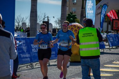 TORREMOLINOS, SPAIN - 2 Şubat 2025: Torremolinos, İspanya 'da Maraton de Torremolinos' ta koşucular