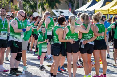 TORREMOLINOS, SPAIN - 2 Şubat 2025: Torremolinos, İspanya 'da Maraton de Torremolinos' ta koşucular