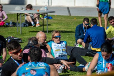 TORREMOLINOS, SPAIN - 2 Şubat 2025: Torremolinos, İspanya 'da Maraton de Torremolinos' ta koşucular