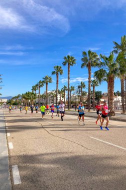 TORREMOLINOS, SPAIN - 2 Şubat 2025: Torremolinos, İspanya 'da Maraton de Torremolinos' ta koşucular