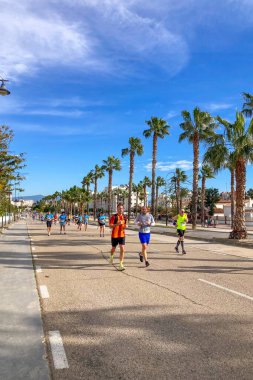 TORREMOLINOS, SPAIN - 2 Şubat 2025: Torremolinos, İspanya 'da Maraton de Torremolinos' ta koşucular