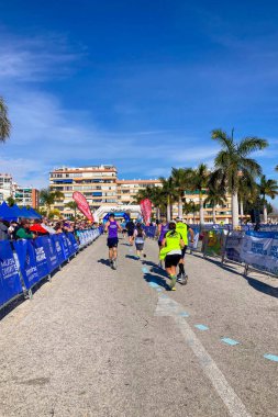 TORREMOLINOS, SPAIN - 2 Şubat 2025: Torremolinos, İspanya 'da Maraton de Torremolinos' ta koşucular