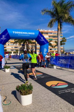 TORREMOLINOS, SPAIN - 2 Şubat 2025: Torremolinos, İspanya 'da Maraton de Torremolinos' ta koşucular
