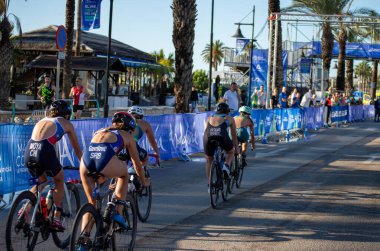 TORREMOLINOS, İspanya - 17 Ekim 2024: Dünya Triatlon Şampiyonası finali 17 Ekim 2024 tarihinde İspanya 'nın Torremolinos kentinde