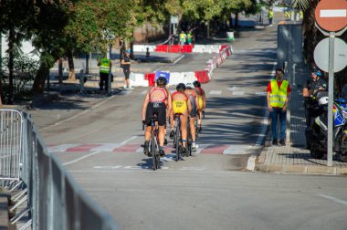 TORREMOLINOS, İspanya - 17 Ekim 2024: Dünya Triatlon Şampiyonası finali 17 Ekim 2024 tarihinde İspanya 'nın Torremolinos kentinde