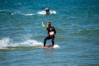 TORREMOLINOS, İspanya - 18 Mayıs 2024: Sörfçüler Torremolinos 'ta Sahilde Dalgalar Sürüyor, İspanya 18 Mayıs 2024