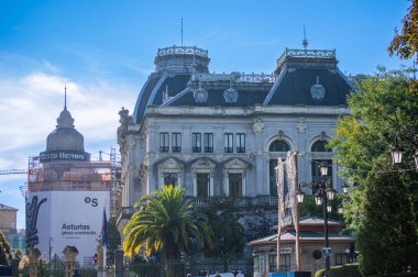 Oviedo, İspanya - 16 Eylül 2024: Oviedo, İspanya 'da tarihi bir kasabada yürüyüş