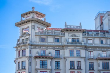 Oviedo, İspanya - 16 Eylül 2024: Oviedo, İspanya 'da tarihi bir kasabada yürüyüş