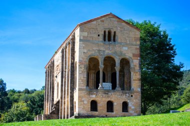 OVIEDO, İspanya - 16 Eylül 2024: Oviedo, İspanya 'daki Santa Maria del Naranco Katolik Tapınağı