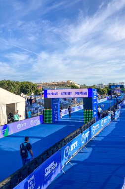 TORREMOLINOS, İspanya - 20 Ekim 2024: Dünya Triatlon Şampiyonası finali, 20 Ekim 2024 tarihinde İspanya 'nın Torremolinos kentinde felçliler