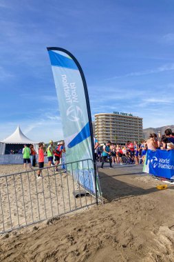 TORREMOLINOS, İspanya - 20 Ekim 2024: Dünya Triatlon Şampiyonası finali, 20 Ekim 2024 tarihinde İspanya 'nın Torremolinos kentinde felçliler