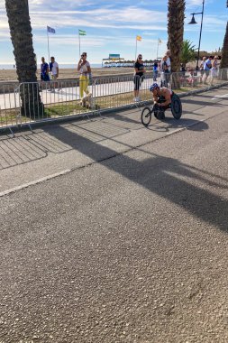TORREMOLINOS, İspanya - 20 Ekim 2024: Dünya Triatlon Şampiyonası finali, 20 Ekim 2024 tarihinde İspanya 'nın Torremolinos kentinde felçliler
