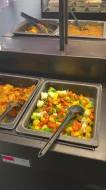 AUSTRIA, VİYANA - 8 Ocak 2025: Avusturya 'nın Viyana kentindeki havaalanında self-servis yiyecek büfesi