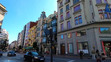 Oviedo, İspanya - 16 Eylül 2024: Oviedo, İspanya 'da tarihi bir kasabada yürüyüş