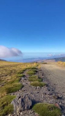 Bulutlu dağların üzerinden Mulhacen Tepesi 'ne, Sierra Nevada Ulusal Parkı' na, Endülüs 'e, İspanya' ya