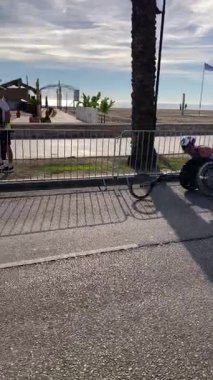 TORREMOLINOS, İspanya - 20 Ekim 2024: Dünya Triatlon Şampiyonası finali, 20 Ekim 2024 tarihinde İspanya 'nın Torremolinos kentinde felçliler