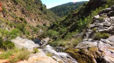 Caballos nehri üzerindeki şelalelere doğru yürüyüş yolu Tolox, Malaga, İspanya 'daki Sierra de la Nieves Ulusal Parkı