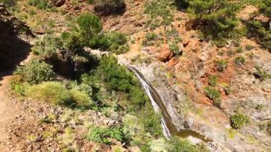 Caballos nehri üzerindeki şelalelere doğru yürüyüş yolu Tolox, Malaga, İspanya 'daki Sierra de la Nieves Ulusal Parkı