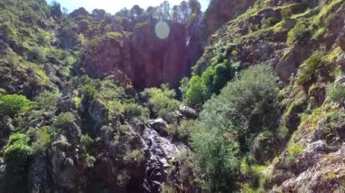 Caballos nehri üzerindeki şelalelere doğru yürüyüş yolu Tolox, Malaga, İspanya 'daki Sierra de la Nieves Ulusal Parkı