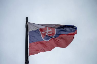 Slovakya bayrağı Bratislava 'daki Slovakya Cumhuriyeti Ulusal Konseyi' nin üzerinde