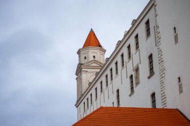 SLOVAKIA, BRATISLAVA - 8 Ocak 2025 Bratislava Kalesi Bratislava 'daki Little Carpatthians' ın izole edilmiş kayalık tepesinde bulunan dört köşeli kuleleri olan devasa dikdörtgen bir bina