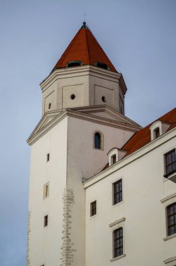 SLOVAKIA, BRATISLAVA - 8 Ocak 2025 Bratislava Kalesi Bratislava 'daki Little Carpatthians' ın izole edilmiş kayalık tepesinde bulunan dört köşeli kuleleri olan devasa dikdörtgen bir bina