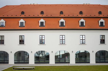 SLOVAKIA, BRATISLAVA - 8 Ocak 2025 Bratislava Kalesi Bratislava 'daki Little Carpatthians' ın izole edilmiş kayalık tepesinde bulunan dört köşeli kuleleri olan devasa dikdörtgen bir bina