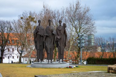 SLOVAKIA, BRATISLAVA - 8 Ocak 2025 Bratislava Kalesi Bratislava 'daki Little Carpatthians' ın izole edilmiş kayalık tepesinde bulunan dört köşeli kuleleri olan devasa dikdörtgen bir bina