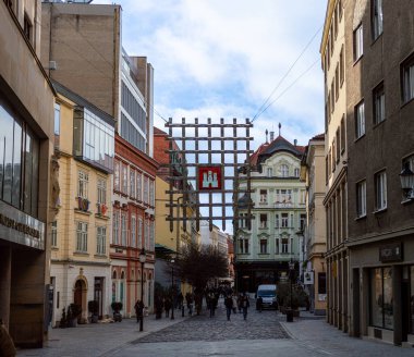 SLOVAKIA, BRATISLAVA - 8 Ocak 2025: Bratislava 'daki tarihi şehir merkezinde yürüyüş