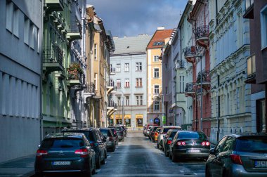 SLOVAKIA, BRATISLAVA - 8 Ocak 2025: Bratislava 'daki tarihi şehir merkezinde yürüyüş