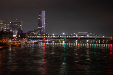 SLOVAKIA, BRATISLAVA - 8 Ocak 2025: Tuna Nehri üzerinde ve Bratislava 'nın sağ tarafında gece görüşü 