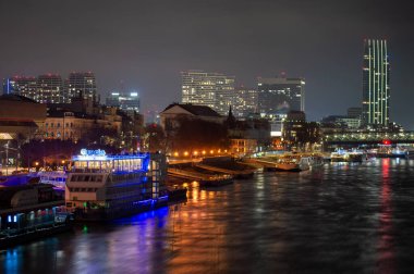 SLOVAKIA, BRATISLAVA - 8 Ocak 2025: Tuna Nehri üzerinde ve Bratislava 'nın sağ tarafında gece görüşü 