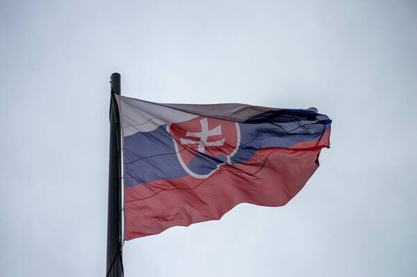 Флаг Словакии над Национальным советом Словацкой Республики в Братиславе